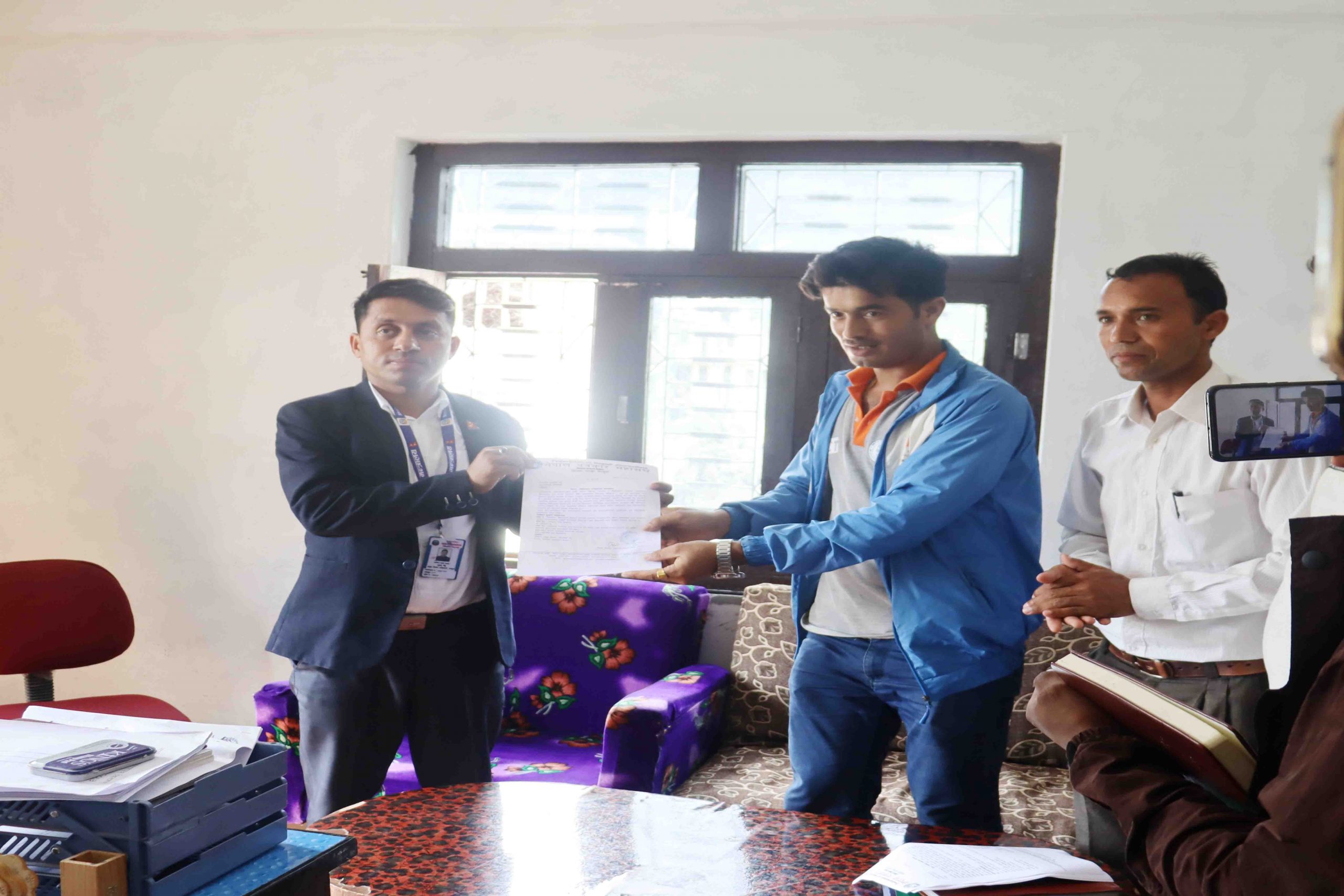 नेपाल पत्रकार महासंघ बाजुराद्धारा सुदुरपश्चिम प्रदेशका सभामुखलाइ ज्ञापन पत्र बुझायो