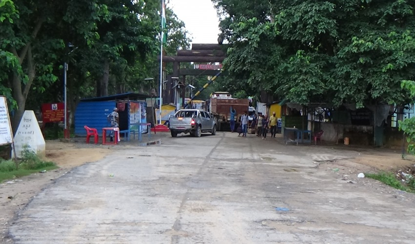 कैलालीका सीमा नाका आजबाट बन्द