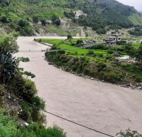 फोन गर्दागर्दै सेतीमा हामफाले