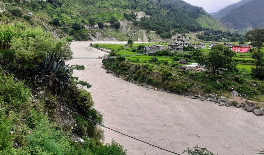 फोन गर्दागर्दै सेतीमा हामफाले