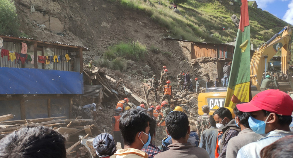 कालीकोटको पहिरोमा एकै परिवारका ४ को मृत्यु, अझै ६ बेपत्ता