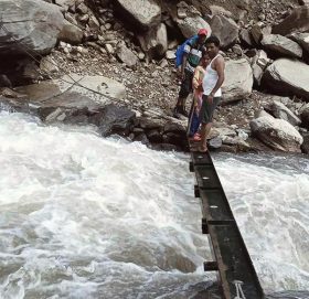 भत्किएको पुल विप्लवका कार्यकर्ताले बनाइदिए, तर जनप्रतिनिधिलाई छैन मतलब