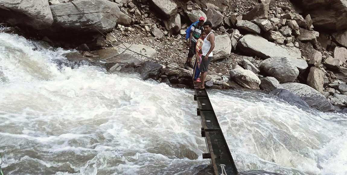 भत्किएको पुल विप्लवका कार्यकर्ताले बनाइदिए, तर जनप्रतिनिधिलाई छैन मतलब