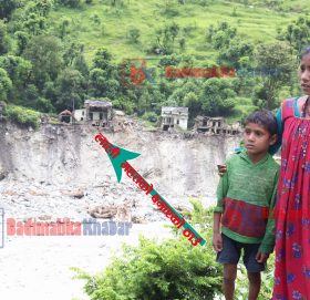 बिच्चलीमा लालि महतको परिवार, बाढिले घर बगायाे (भिडीयाे सहित)