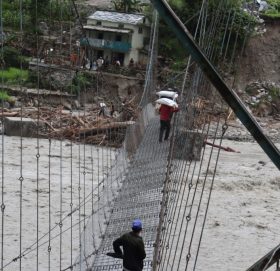 शिक्षकहरुको पहलमा बाढि पिडीतलाइ राहत बितरण