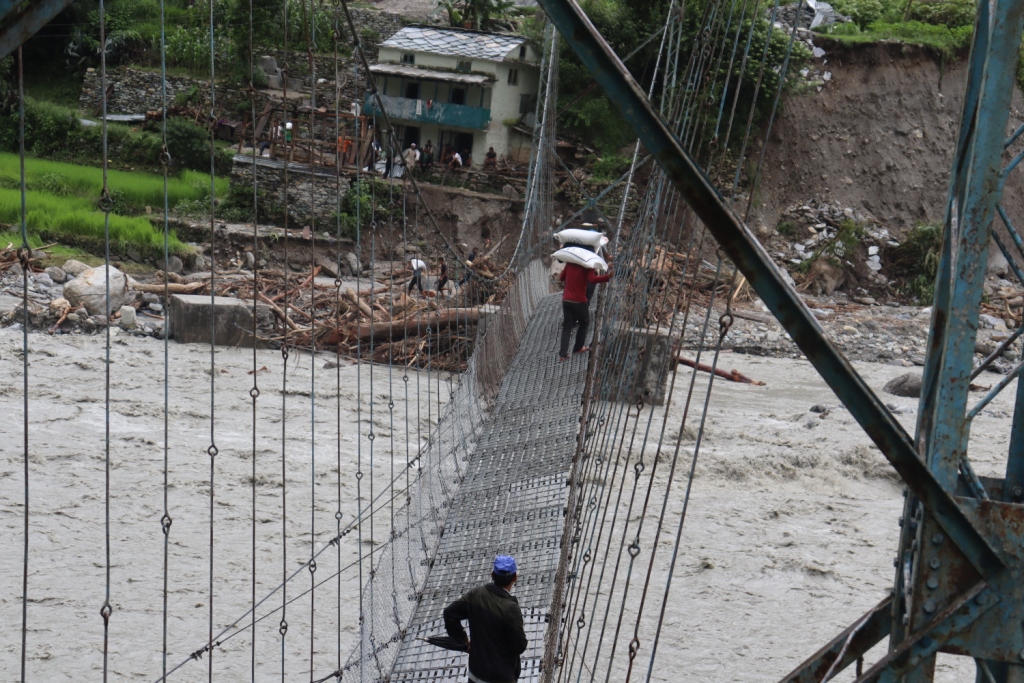 शिक्षकहरुको पहलमा बाढि पिडीतलाइ राहत बितरण