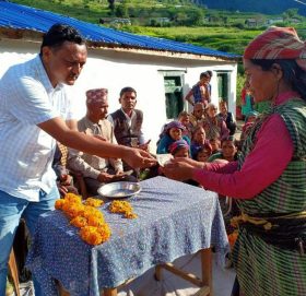 नगरप्रमुख गिरि सहितकाे टाेलि राहत लिएर बाढीपिडीतकाे घर दैलाेमा