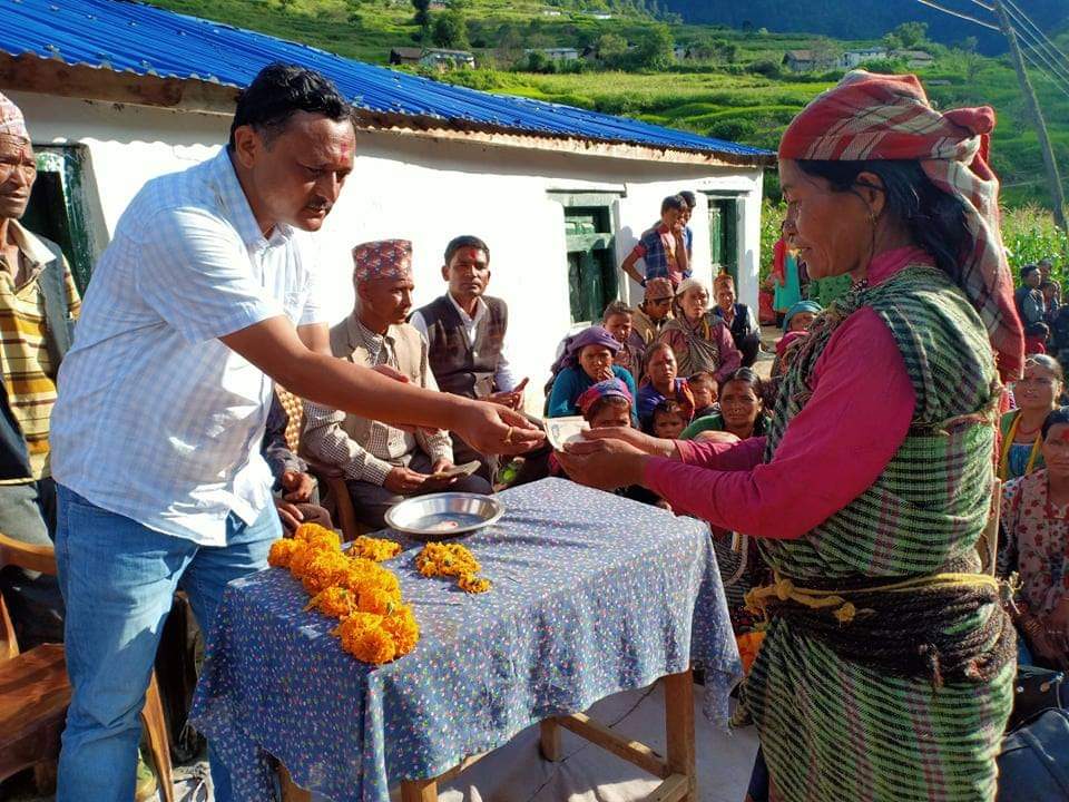 नगरप्रमुख गिरि सहितकाे टाेलि राहत लिएर बाढीपिडीतकाे घर दैलाेमा