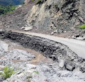 १६२ स्थानमा सडक अवरुद्ध