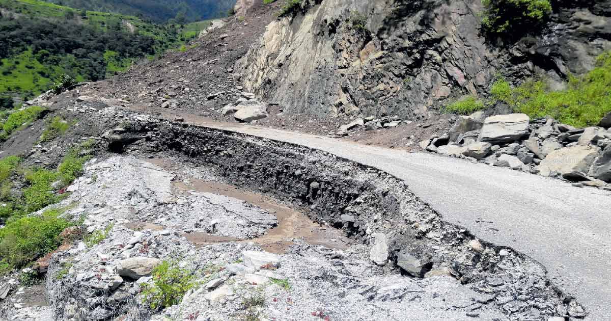 १६२ स्थानमा सडक अवरुद्ध