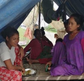 कैलालीमा बाढीपीडितको सडकमा बास, दुई हजार परिवार घर फर्कन सकेनन