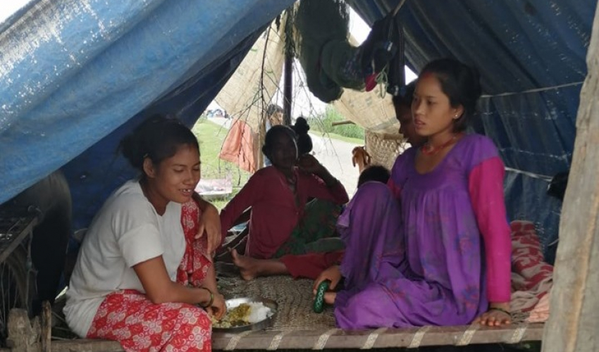 कैलालीमा बाढीपीडितको सडकमा बास, दुई हजार परिवार घर फर्कन सकेनन