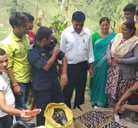 त्रिवेणीमा बरामद गरि राखेका मदिरा नष्ट गरियो