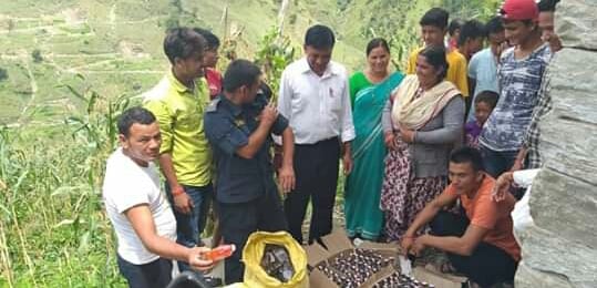 त्रिवेणीमा बरामद गरि राखेका मदिरा नष्ट गरियो