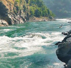 सेती नदीमा बगेर दुई जना स्वास्थ्यकमर्मी वेपत्ता