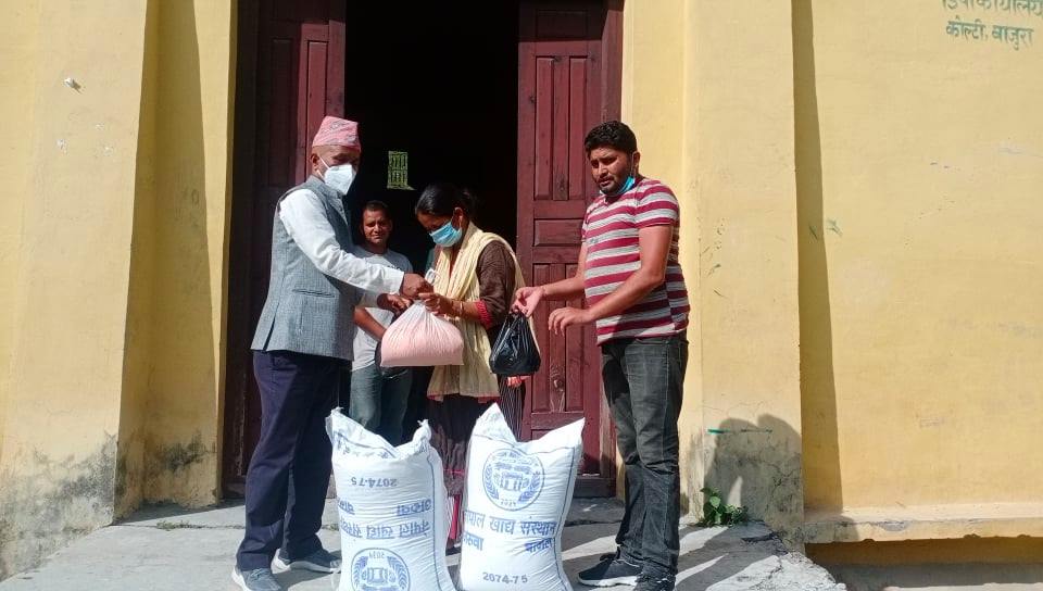 बिपन्न परिवारलाइ जाङ्बु शेर्पाकाे सहयोगमा खाद्यन्न सहयोग