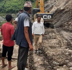 सडक खुलाउन बुढिगंगाका बासिन्दालाइ बडिमालिकाले दियो राहत