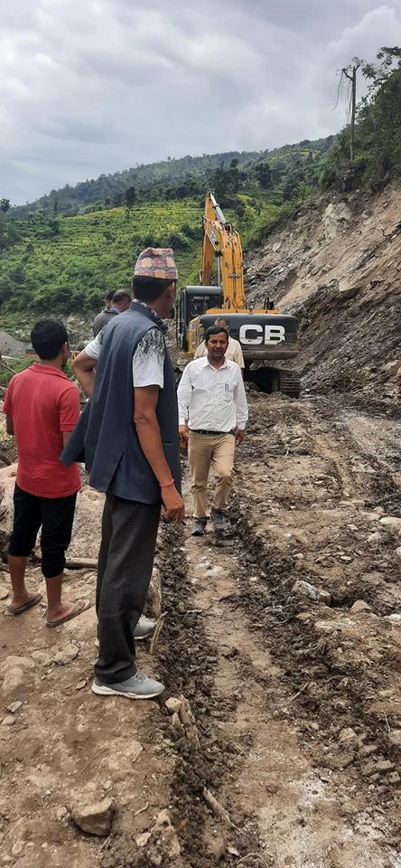 सडक खुलाउन बुढिगंगाका बासिन्दालाइ बडिमालिकाले दियो राहत