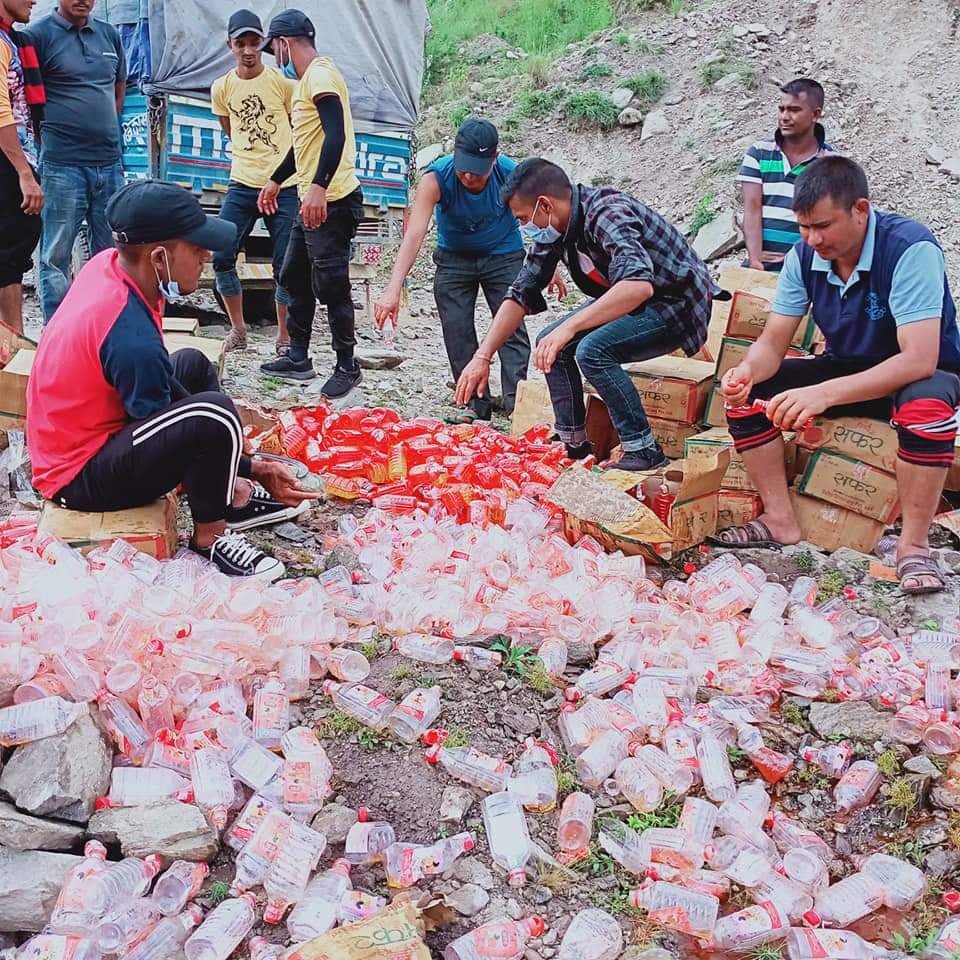 बाजुरा प्रहरीद्धारा अबैध मदिरा बरामत गरी नष्ट