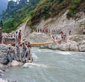 बुढिगंगाको जडाङ्गमा सेना र स्थानिय काठेपुल बनाउदै