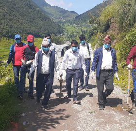 निजामति दिवसको अबसरमा खप्तड छेडेदह गाउपालिकाले सरसफाई तथा सडक मर्मत गरयाे
