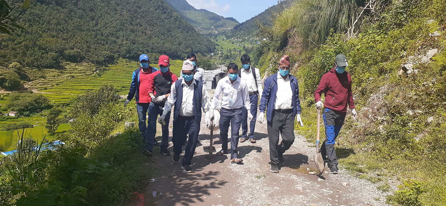 निजामति दिवसको अबसरमा खप्तड छेडेदह गाउपालिकाले सरसफाई तथा सडक मर्मत गरयाे