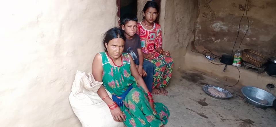 पैशा नहुँदा पाठेघर खस्ने समस्याको राेग पाल्दै रजि तिरुवा (भिडियाे सहित)