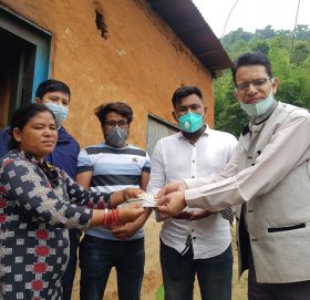 काठमाडौमा अलपत्र शुसिला सार्कीको परिवारलाइ आर्थिक सहयोग