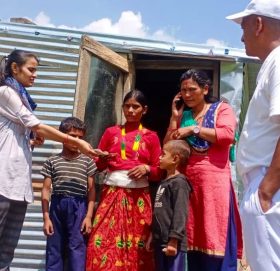 अमेरीका बस्ने दिदीबहिनीले बाढीपिडित लालि महतकाे घर निर्माणमा सहयाेग