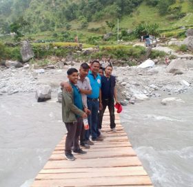 बुढिगंगाको जडाङ्गमा सेना र स्थानियको सक्रियतामा काठे पुल निर्माण