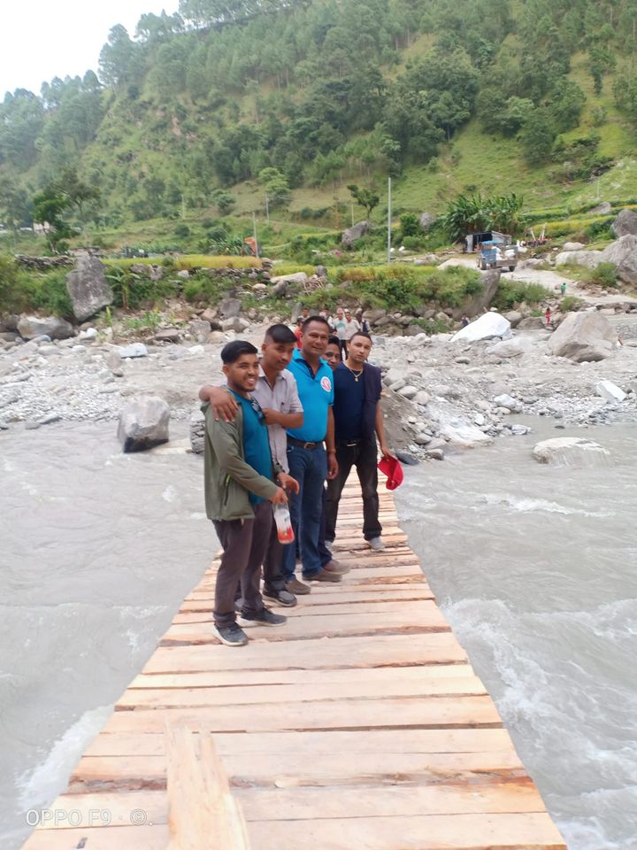 बुढिगंगाको जडाङ्गमा सेना र स्थानियको सक्रियतामा काठे पुल निर्माण