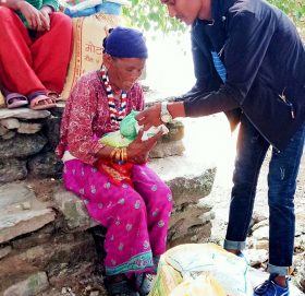 सामाजिक अभियान्ता गोपाल बुढाको पहलमा १२ बिपन्न परिवारलाई राहात वितरण