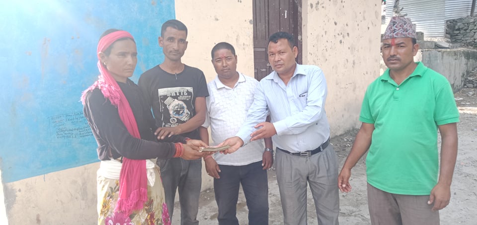 अार्थिक अभाव भएर उपचार गर्न नपाएकी रजी तिरूवालाई  सहयाेग जुट्याे