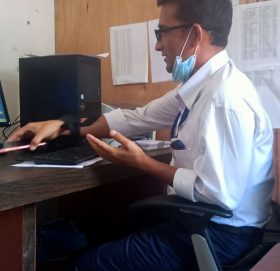 स्थानीय तहका कर्मचारी हातमा कालोपट्टी बाँधेर आन्दोलनमा