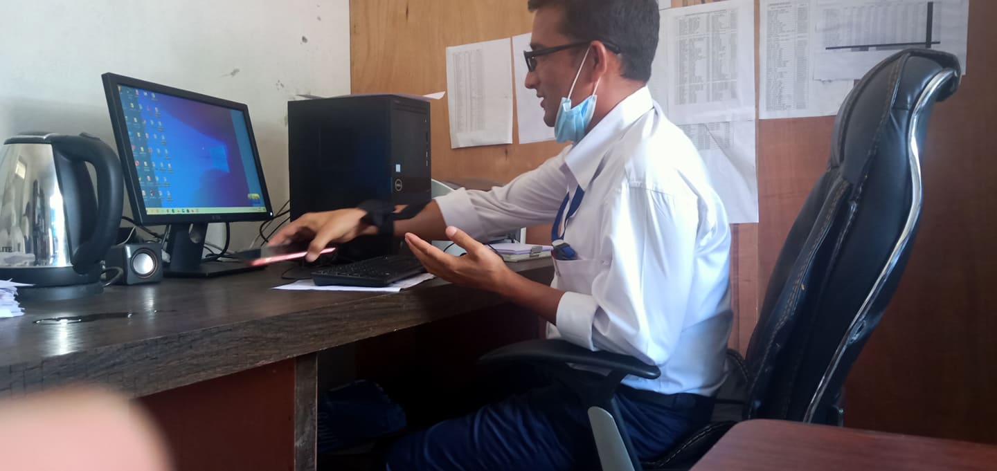 स्थानीय तहका कर्मचारी हातमा कालोपट्टी बाँधेर आन्दोलनमा