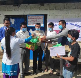 खप्तड मालिका युवा संजाल बाजुराद्धारा अस्पतालका बिरामीलाई फलफुल बितरण