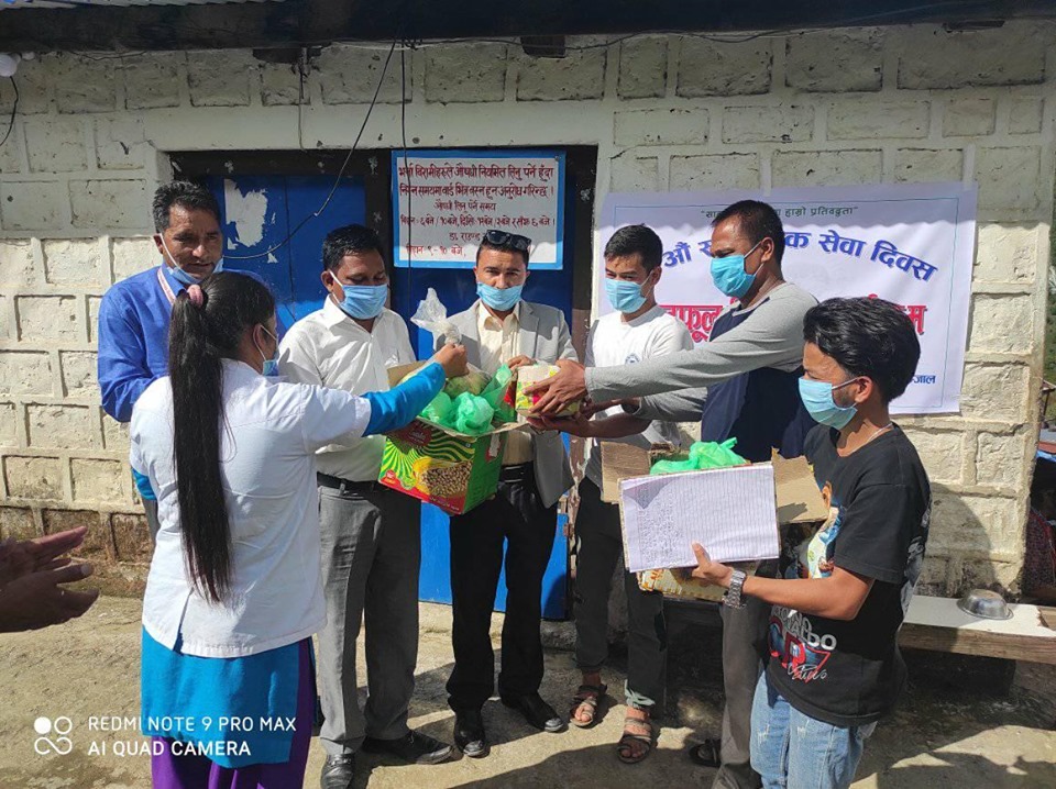 खप्तड मालिका युवा संजाल बाजुराद्धारा अस्पतालका बिरामीलाई फलफुल बितरण