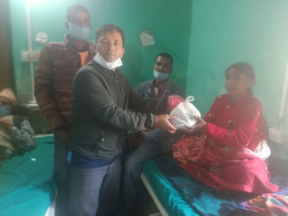 गैसस महासघं बाजुराद्धारा जिल्ला अस्पतालका बिरामीहरुलाइ फलफुल बितरण
