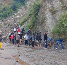 मार्तडीका युवाहरु जुटे सडक सरसफाईमा (फोटो फिचर)