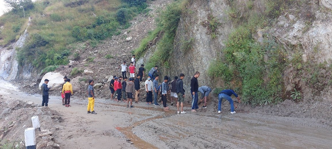 मार्तडीका युवाहरु जुटे सडक सरसफाईमा (फोटो फिचर)