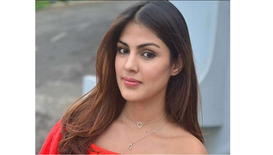 बलिउड अभिनेत्री रिया चक्रवर्ती पक्राउ