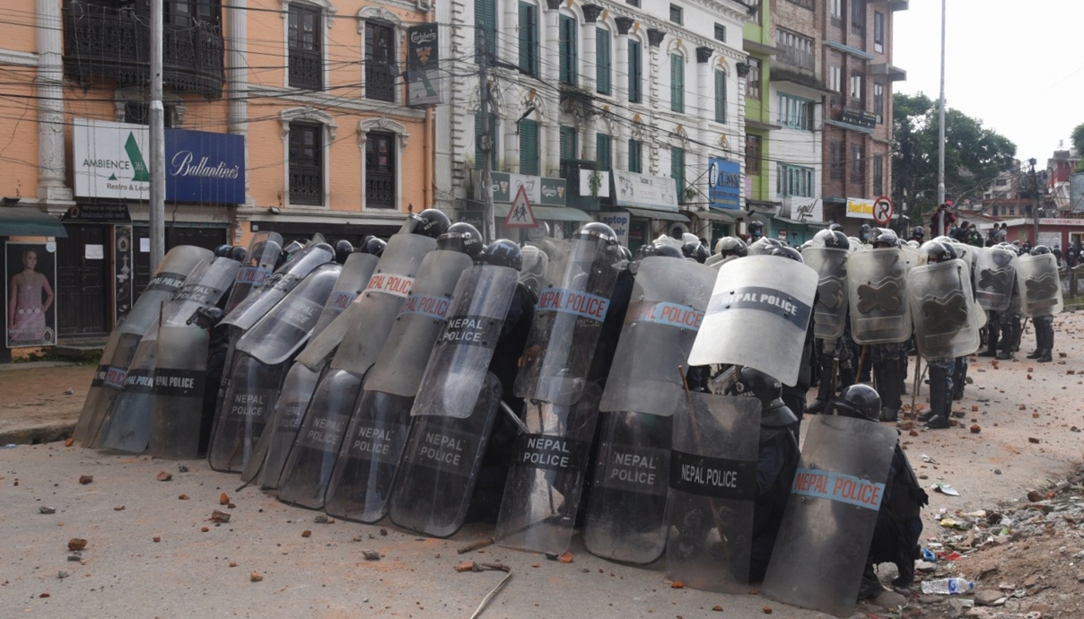 पत्रकारको ज्याकेट लगाएर प्रहरीलाई ढुंगा हान्ने युुवक पक्राउ