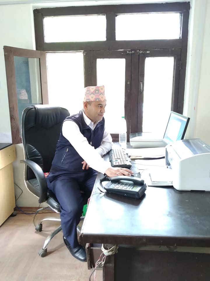 उत्कृष्ट कार्य गरे बापत लेखापाल विष्टलाइ ‘निजामती सेवा पुरस्कार’