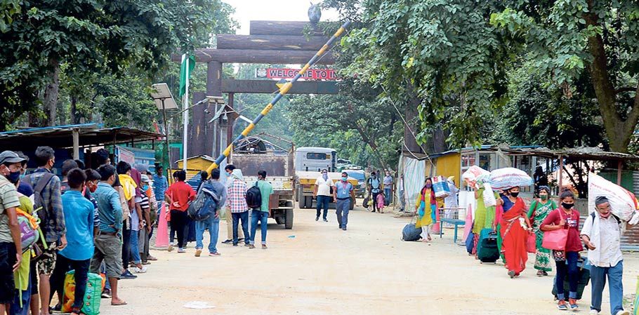 पेन्सन बुझ्न सीमा नाका पुगेका नेपाली वृद्धवृद्धा समस्यामा