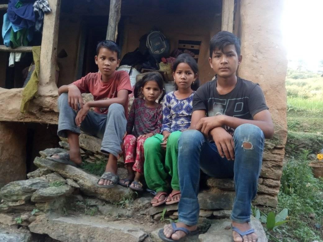 बुवाको मृत्यु पछि आमाले अर्को बिहे गरेपछि चारभाइ बहिनि अलपत्र