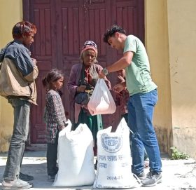 बिपन्न परिवारलाई खाद्यन्न सहयोग