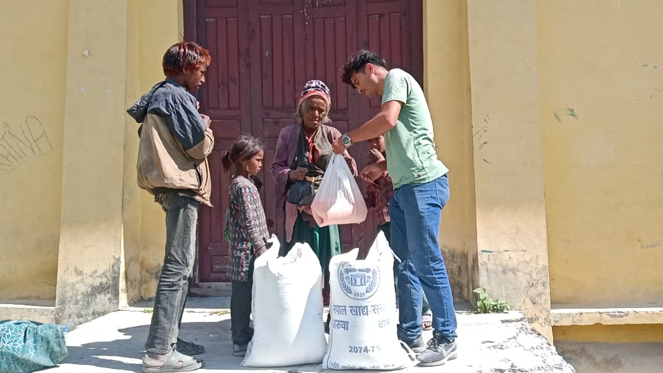 बिपन्न परिवारलाई खाद्यन्न सहयोग