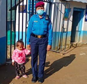 बच्चा सँगै जनसेवामा समर्पित यि महिला प्रहरी आमाहरु