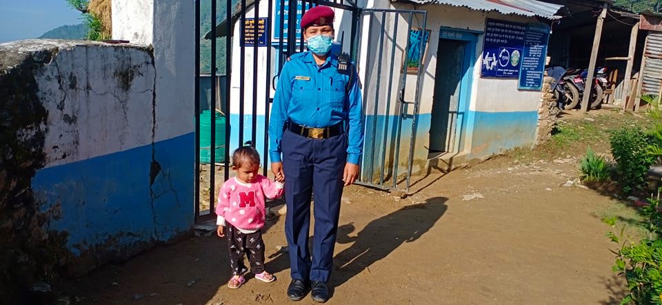 बच्चा सँगै जनसेवामा समर्पित यि महिला प्रहरी आमाहरु