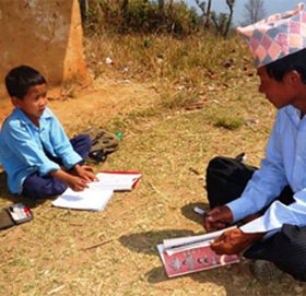 टोलमै पुगेर विद्यार्थी पढाउँदै सामुदायिक विद्यालय